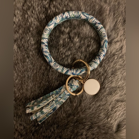 Gorgeous bracelet keychain with leafy design and tassel! - Picture 1 of 2